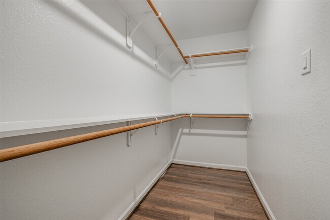 Building Photo - 221 Pk Pl Cir
