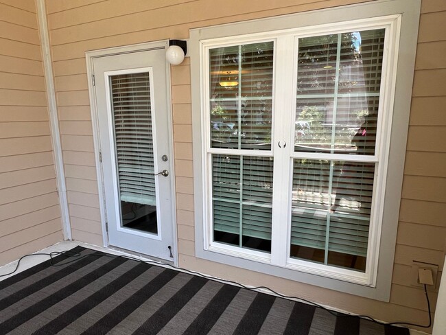 Building Photo - Unfurnished First Floor Condo w/ Garage!