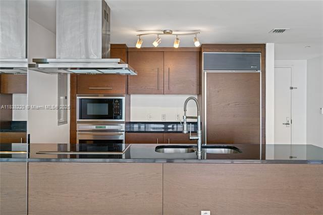 Building Photo - 495 Brickell Ave