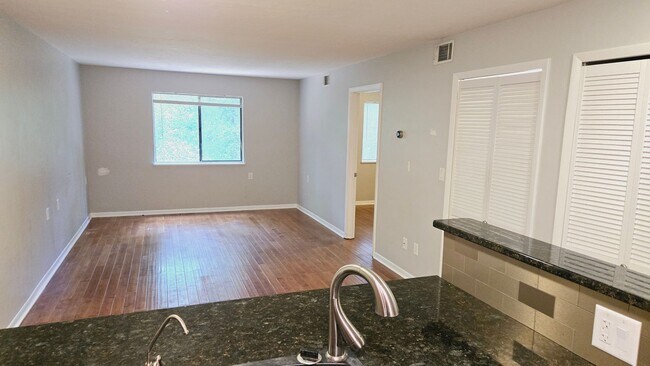 Building Photo - 2BR/2BA just minutes from Shands Hospital ...