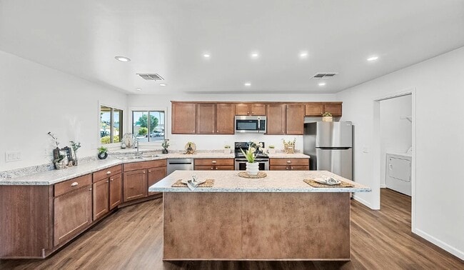 Building Photo - 1720 E Hermosa Dr