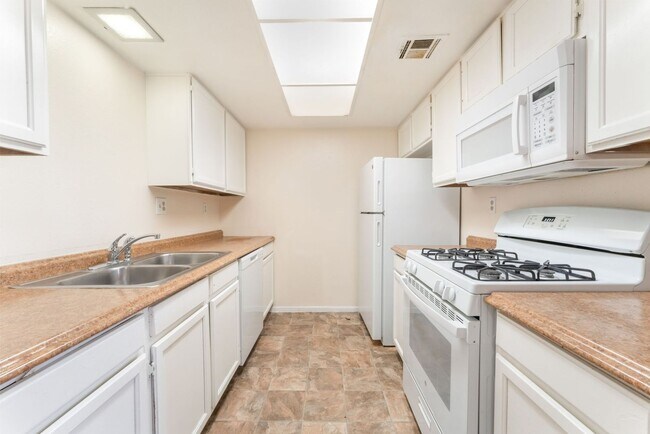 Building Photo - Spacious One-Bedroom Condo for Rent!