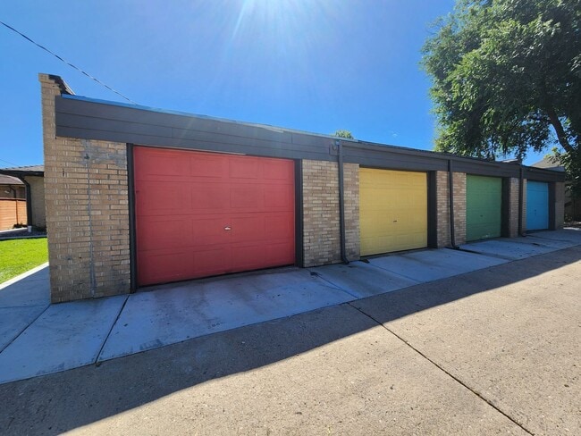 Building Photo - Remodeled 2 Bedroom in Denver! Great Locat...