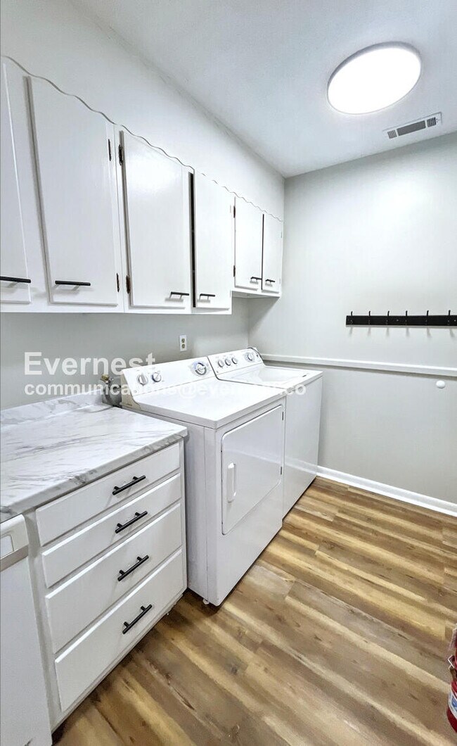 Building Photo - HALF OFF First Month’s Rent &  Admin Fee + Application Fee credit! Limited Time Special Offer - S...