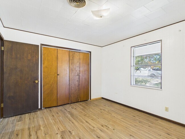 Building Photo - 126 Northwest Dr