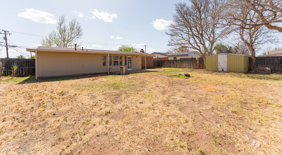 Huge Backyard - 2102 Custer Ave