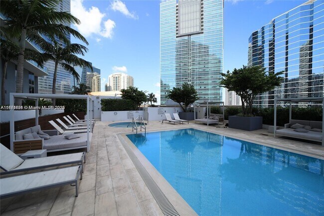 Building Photo - 1300 Brickell Bay Dr