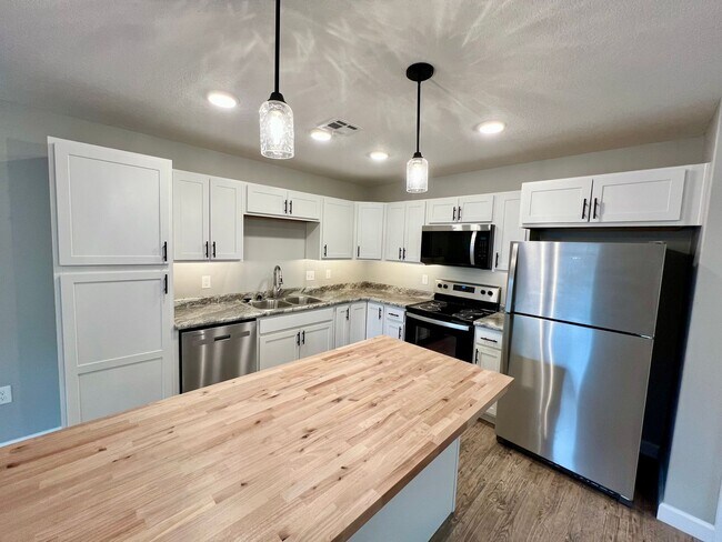 Building Photo - Newly Built 4 Bed/4.5 Bath in Central MHK