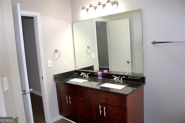 Building Photo - 4879 Ardsley Dr