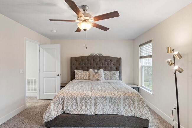 Building Photo - 102 Monroe St