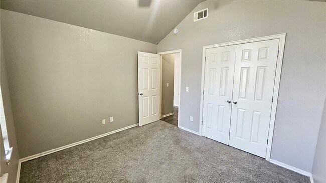 Building Photo - 6033 SE 83rd Pl