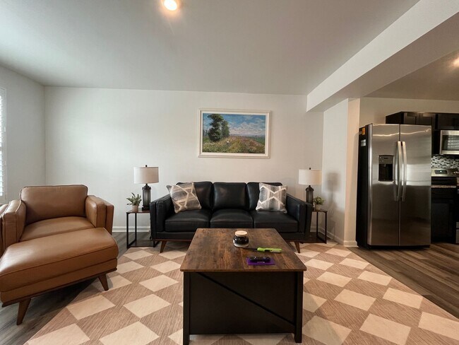 Building Photo - Spacious Townhome Located Minutes From Downtown Greenville!