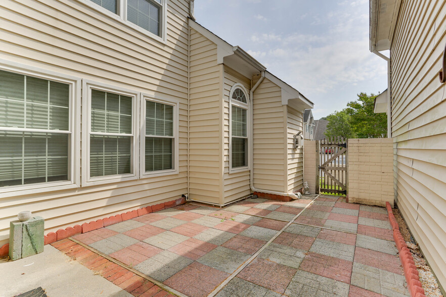 Building Photo - 1553 Wynd Crest Way