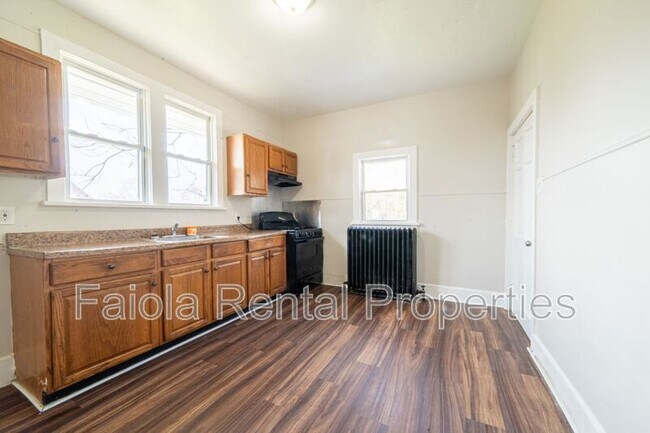 Building Photo - 426 W Peach St