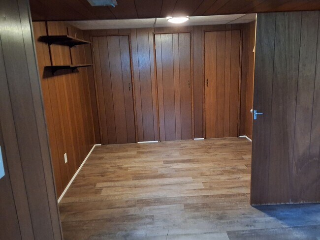 Building Photo - Beautiful 3 Bed, 2 Bath with walk out fini...