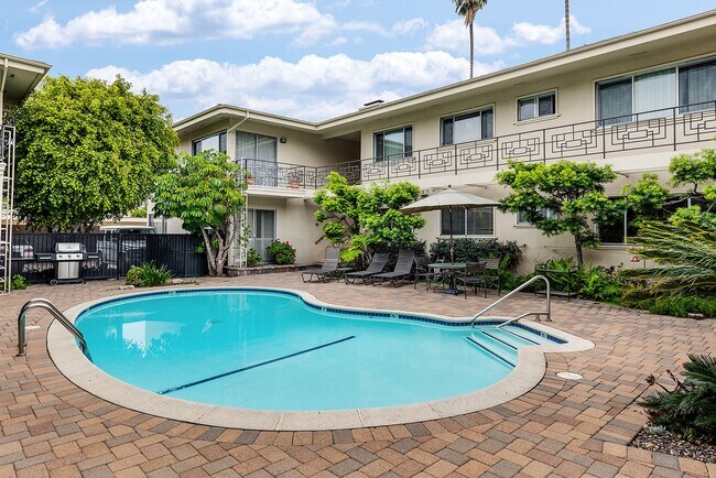 Building Photo - Spacious 2BR on Millionaire's Row!