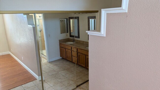 Building Photo - 321 Falcon Ct