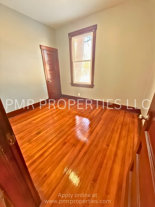 Building Photo - 2 Bedrooms/1 Bathroom House