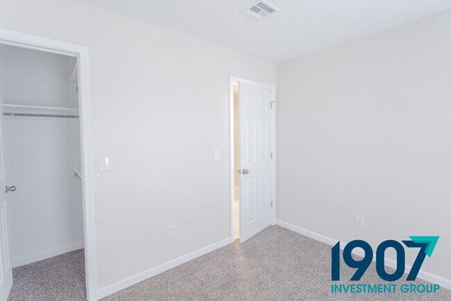 Building Photo - Stunning 3-Bedroom Home with Dramatic Vaulted Ceilings and Loft in OKC!