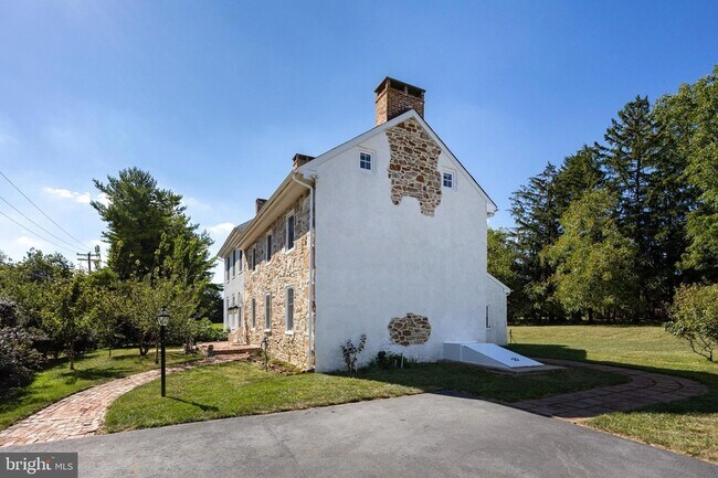 Building Photo - 609 W Lincoln Hwy