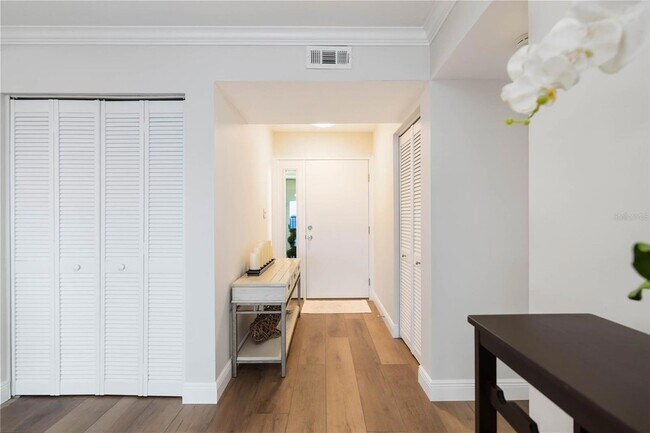 Building Photo - 1500 Park Beach Cir