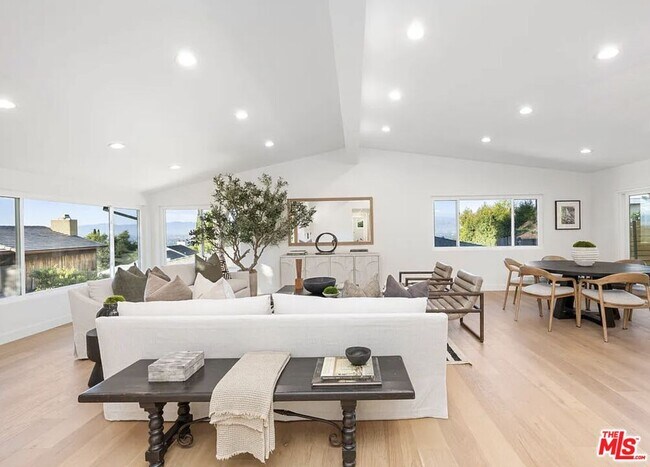 Building Photo - 3852 Sherview Dr