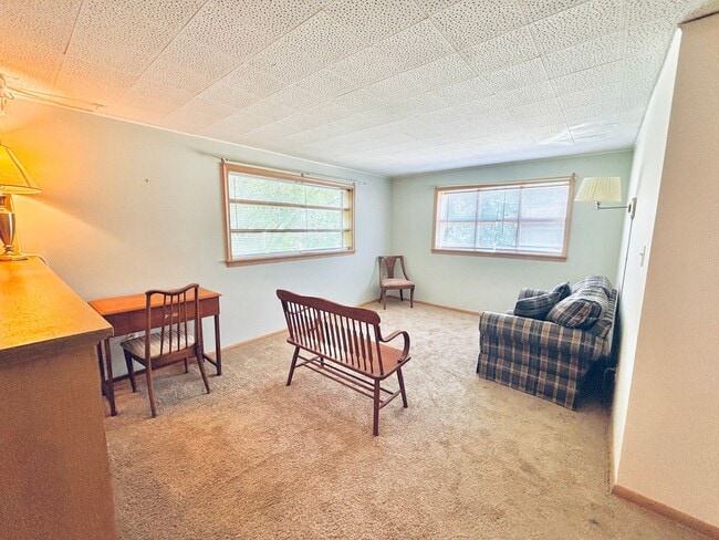 Building Photo - Quaint 1bed 1bath Lower Level Unit, With P...