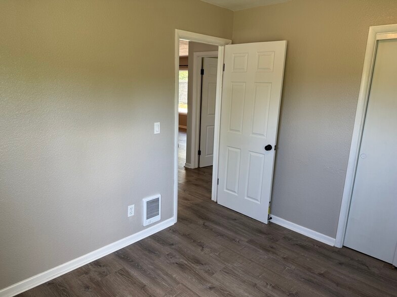 Building Photo - 406 Hillview Dr