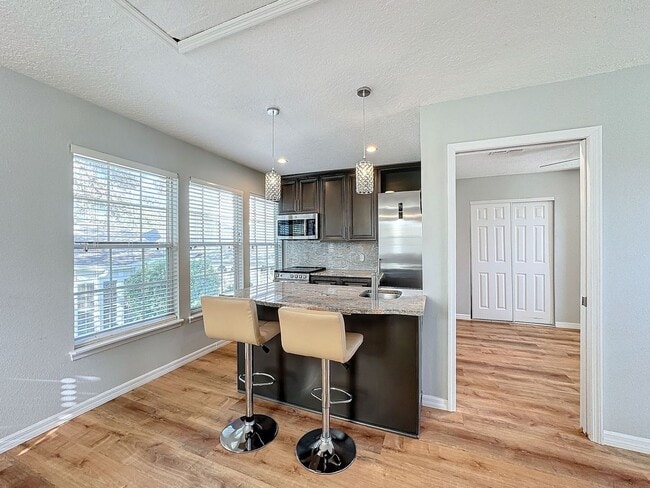 Building Photo - Stunning 5-Bedroom Home in North Village o...