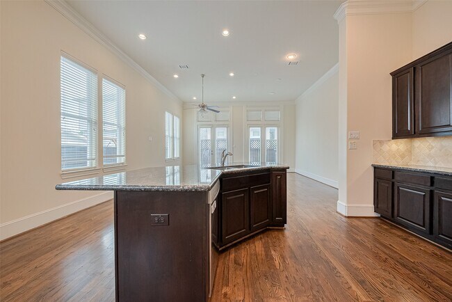 Building Photo - 1035 E 28th St