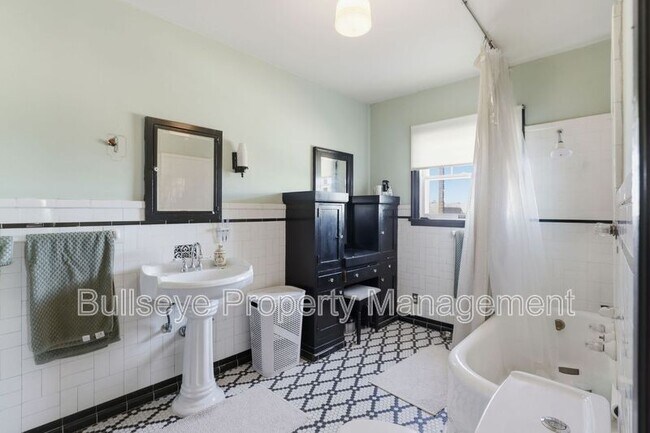 Building Photo - 525 W Lynwood St