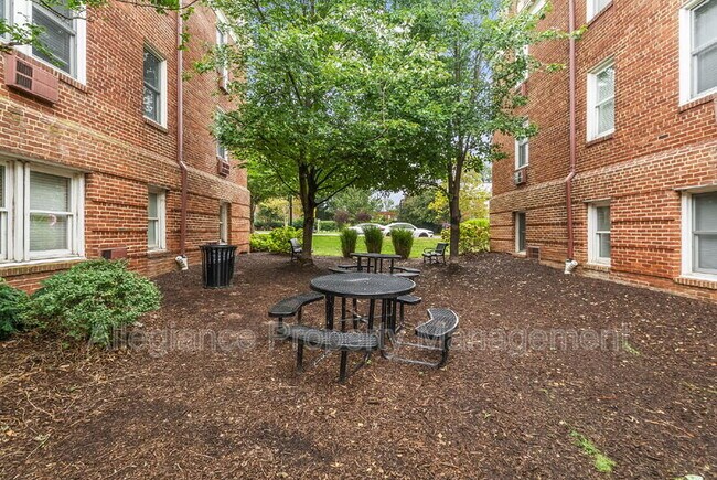 Building Photo - 922 S Washington St