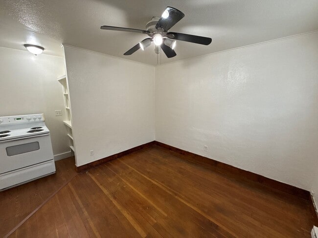 Building Photo - 633 Thompson Ave NE