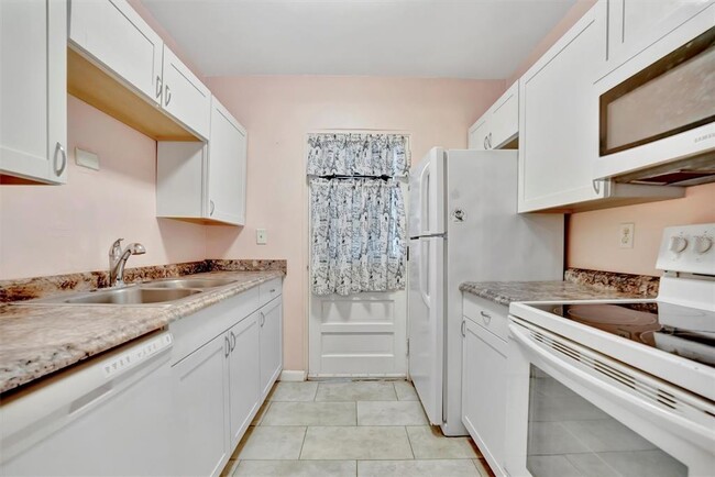 Building Photo - 2 N Fernwood Ave