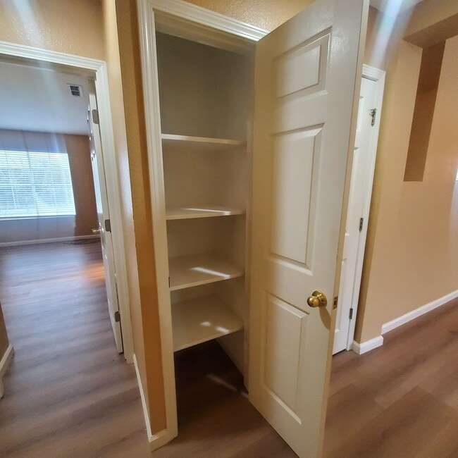 Building Photo - Single Story 3/2 with Great Open Floorplan in Brentwood
