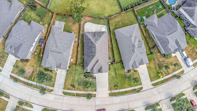 Building Photo - Welcome home to this beautifully maintaine...