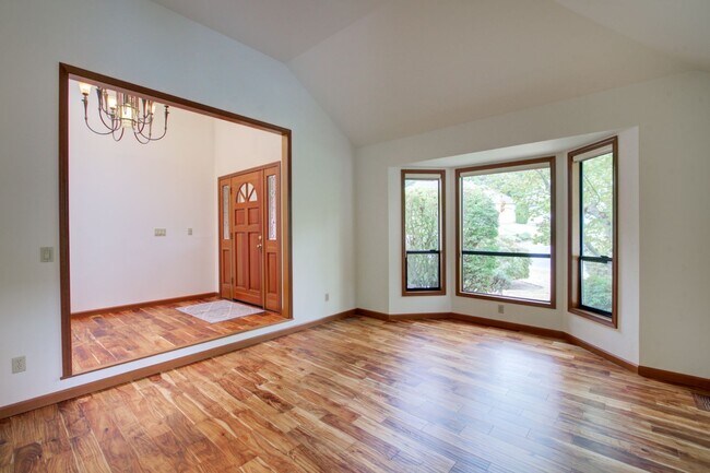 Building Photo - 5bd/3.5ba Bellevue Home