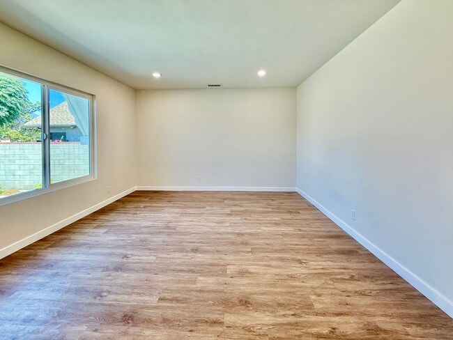 Building Photo - Beautifully Remodeled 3-Bed, 2-Bath Home i...