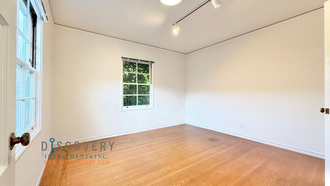 Building Photo - Mid-Century Three Bedroom, Kensignton Home...