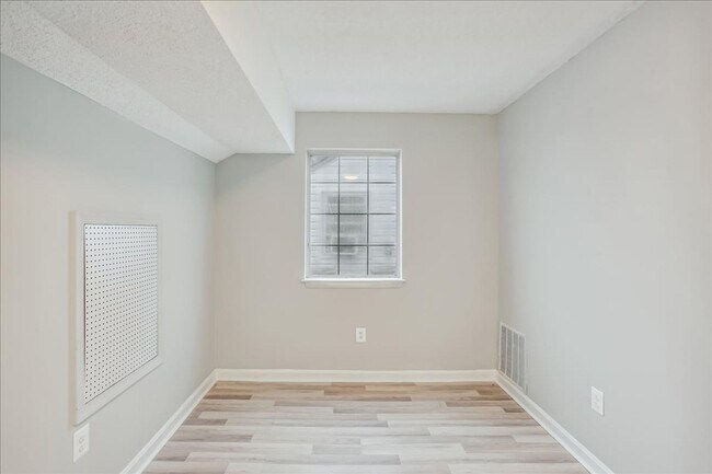 Building Photo - Great 3+2+ Loft in Germantown!