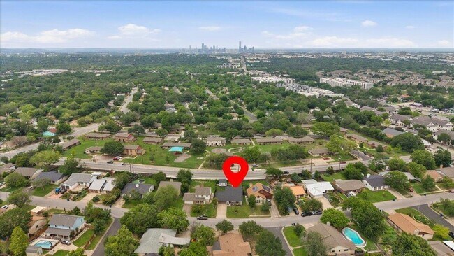 Building Photo - 208 Skyloop Dr