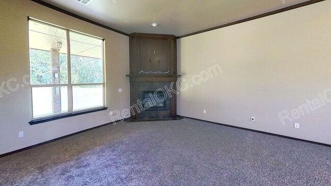Building Photo - Large Lot, Big Space