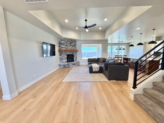 Building Photo - Beautiful Modern 5 Bedroom Home!! Furnished or Unfurnished option!!
