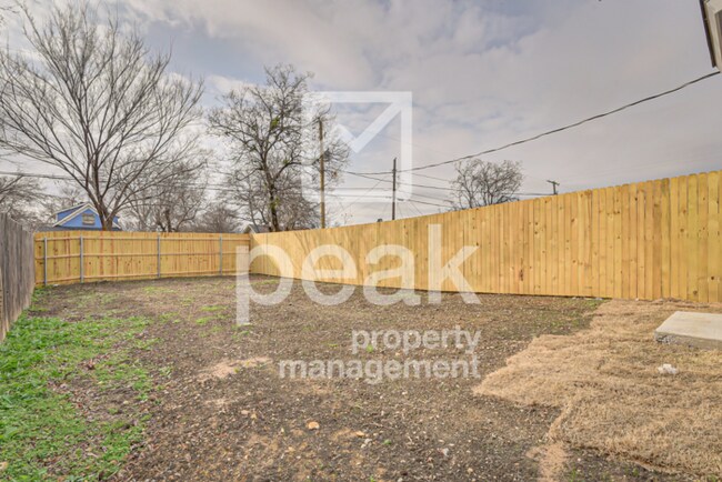 Building Photo - $1375! 2Bed/1.5bath Duplex Available for Rent! Apply today and save $150!