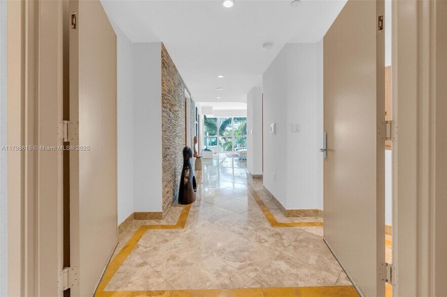 Building Photo - 1331 Brickell Bay Dr