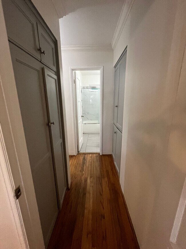 Building Photo - Renovated 1BR Steps to Windansea Beach