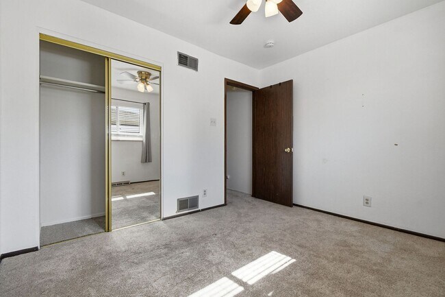 Building Photo - 2 Bed / 2 Bath Townhome in Denver