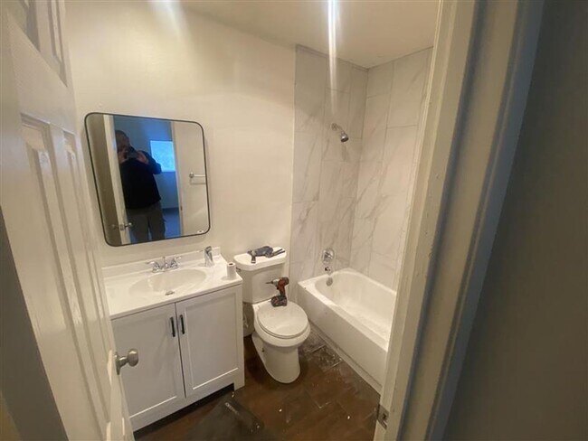 Building Photo - Spacious 3/2 duplex with a garage