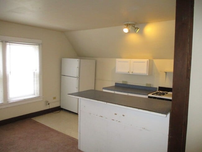 Building Photo - 137-139 W Gilman St