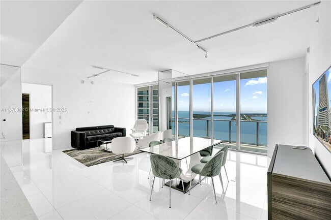 Building Photo - 1300 Brickell Bay Dr